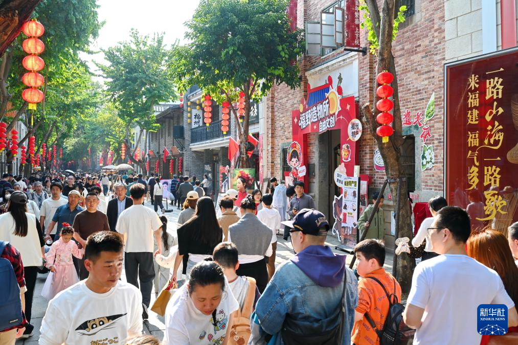 2月22日，市民游客在福州上下杭?xì)v史文化街區(qū)參觀游覽。新華社記者林善傳 攝