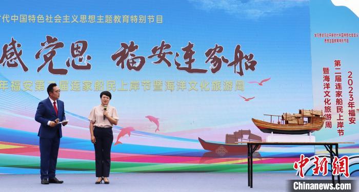 村民分享連家船民“搬上來(lái)、住下來(lái)、富起來(lái)”的故事和難忘經(jīng)歷?！×珠派?攝