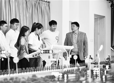 圖為天津大學(xué)智能與計(jì)算學(xué)部教師在沙盤教室內(nèi)給學(xué)生講授智能駕駛等方面的內(nèi)容。 新華社記者 趙子碩攝