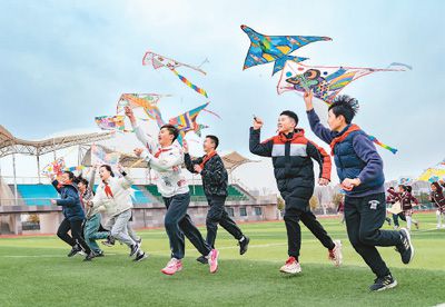 3月18日，江蘇省海安市南屏小學(xué)的孩子們?cè)诓賵錾戏棚L(fēng)箏，感受春天的氣息。翟慧勇攝（人民視覺）