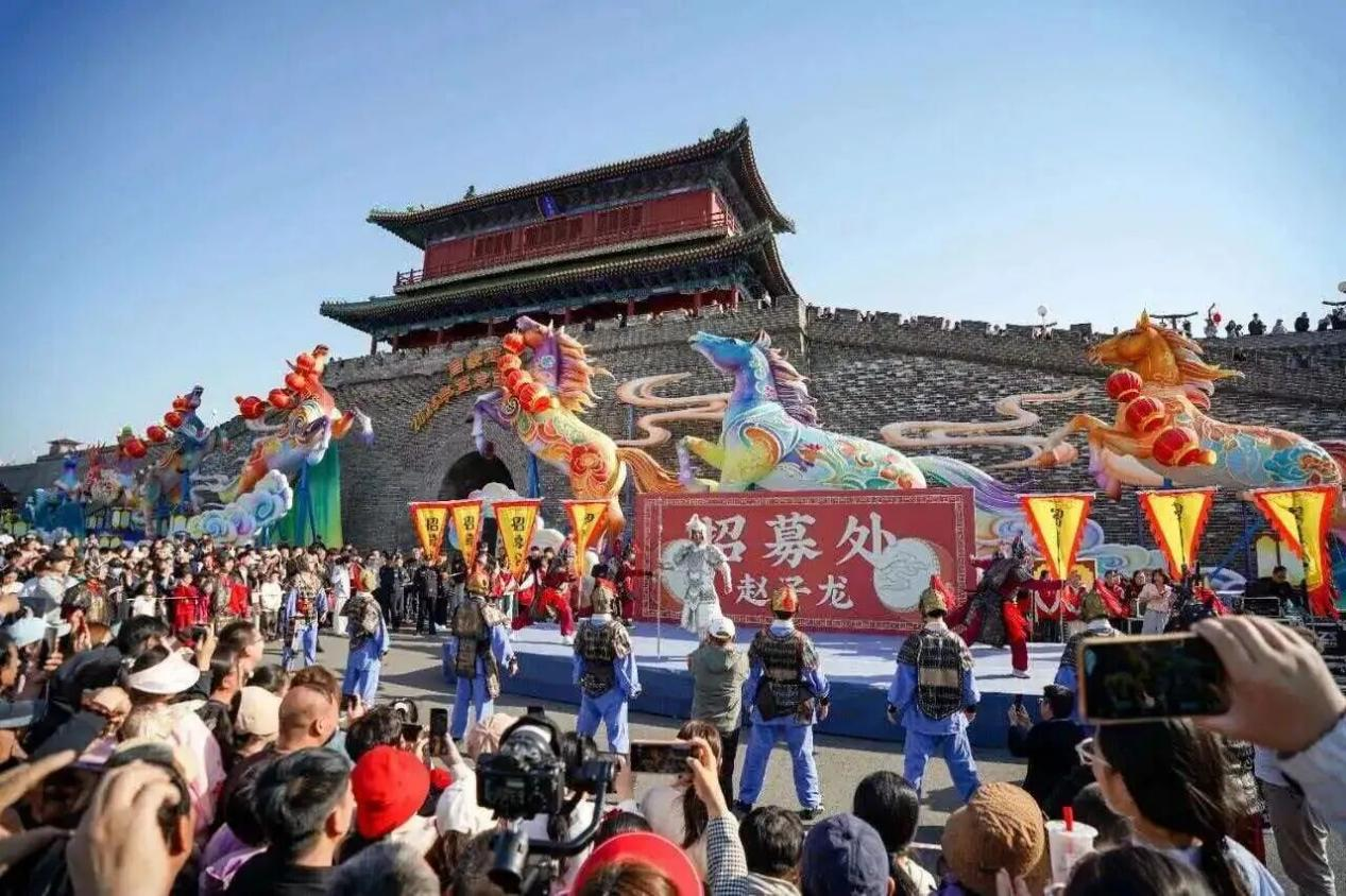 “五一”假期，河北正定南城門(mén)，“當(dāng)一天趙子龍的兵”招募現(xiàn)場(chǎng)人頭攢動(dòng)。河北省文化和旅游廳供圖