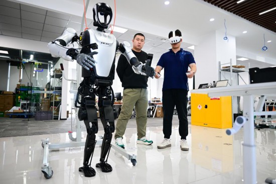 10月24日，在安徽合肥，研發(fā)人員使用VR設備進行機器人遙操作，用于動作捕獲采集數(shù)據。新華社記者 周牧 攝