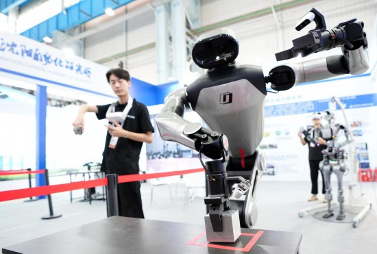9月5日，在沈陽的2025全球工業(yè)互聯(lián)網大會的展覽區(qū)現(xiàn)場，中國科學院沈陽自動化研究所的機器人工程師在調試具身智能操作系統(tǒng)。新華社記者 李鋼 攝