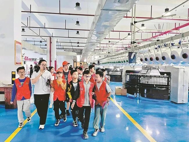 學(xué)生參觀惠安校服企業(yè)生產(chǎn)車間。惠安縣委宣傳部供圖