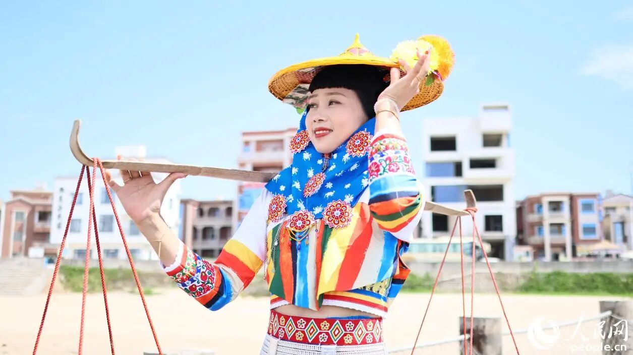 花頭巾包裹，配上寬檐黃斗笠，是惠安女獨(dú)特的“防曬套裝”。人民網(wǎng)記者 李昌乾攝