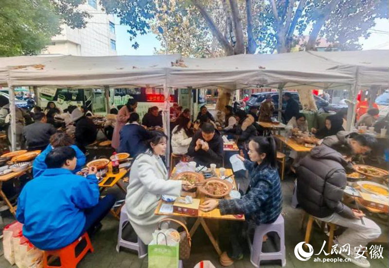 迎春街上，游客們品嘗廣德燉鍋。人民網(wǎng)記者 王銳攝
