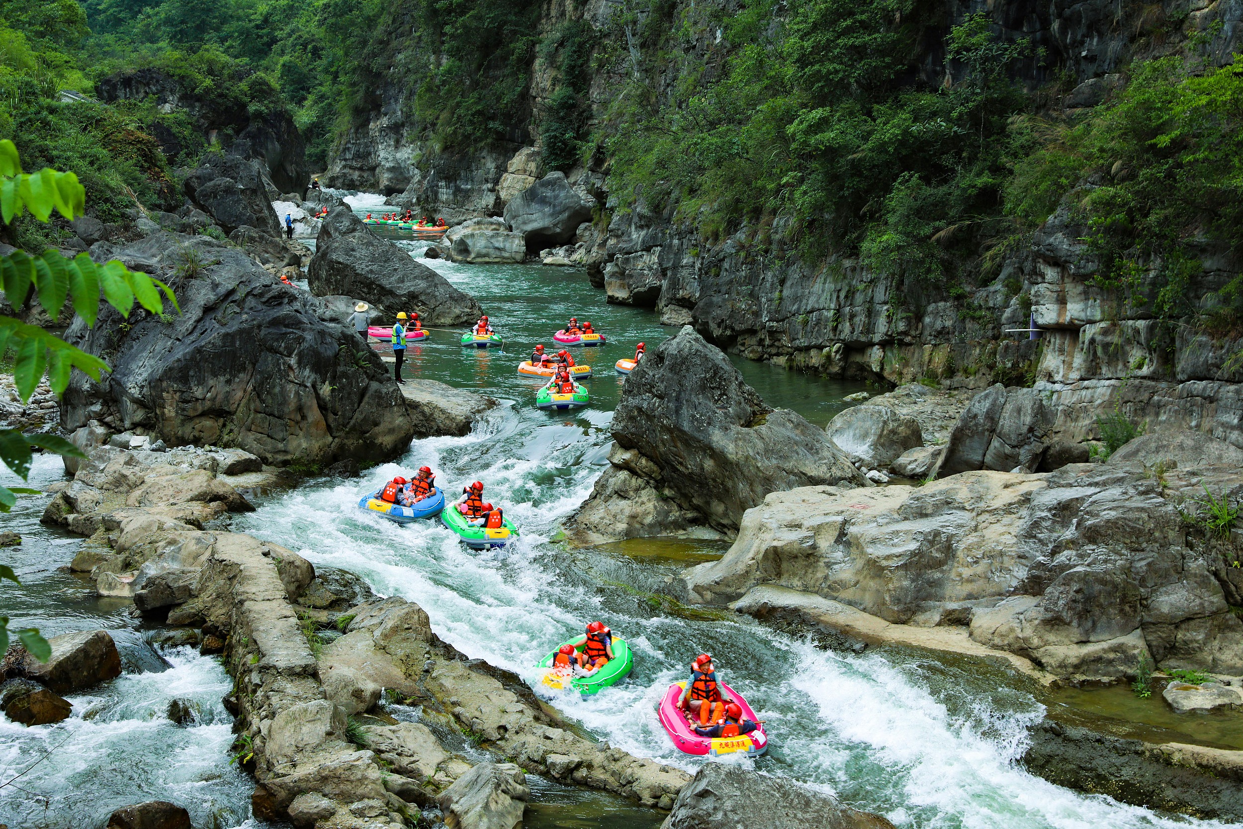游客在湖北省宜昌市秭歸縣九畹溪漂流消暑享清涼。（圖片來源：視覺中國）