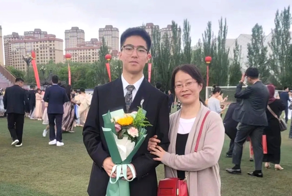 劉傲寒和媽媽合影。北航供圖