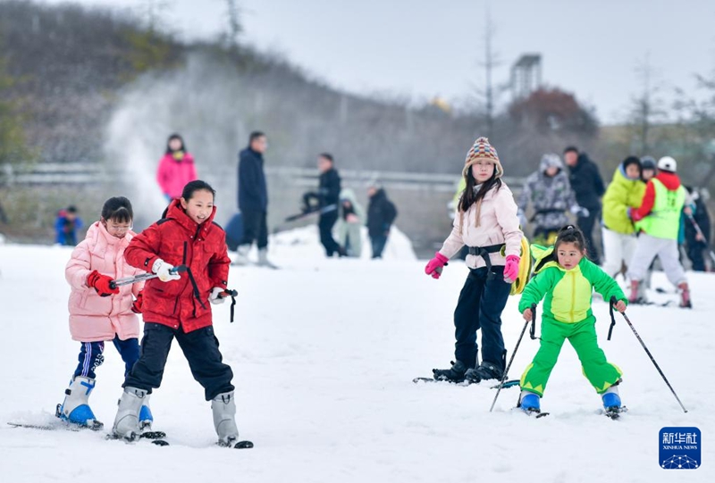 2月23日，滑雪愛(ài)好者在貴陽(yáng)市高坡云頂滑雪場(chǎng)滑雪。新華社記者 楊文斌攝