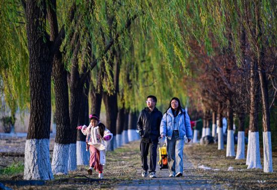游客漫步在北京園博園內(nèi)。新華社記者 陳曄華 攝