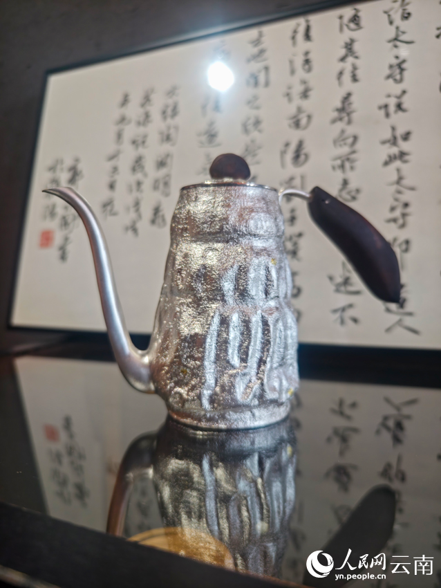 李杰加工制作的銀壺。人民網(wǎng)記者 符皓攝