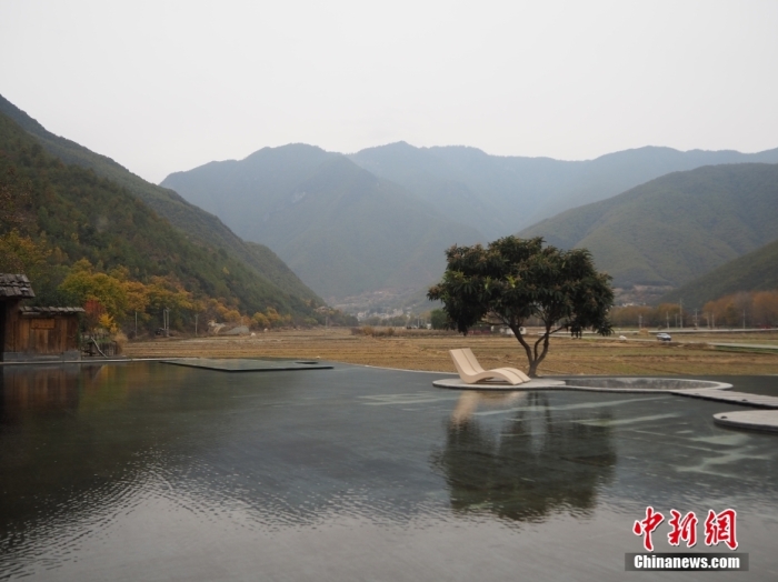 云南迪慶州維西縣塔城鎮(zhèn)啟別村天域塔城酒店，四面被群山環(huán)抱，風(fēng)景宜人。高雅曼 攝