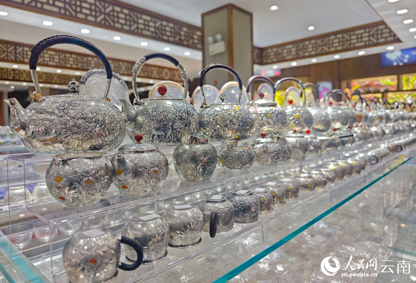 新華村一家銀器店里的各類銀器。人民網(wǎng)記者 符皓攝